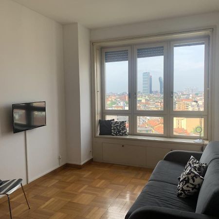 Monolocale Con Vista Su Milano Apartment Bagian luar foto