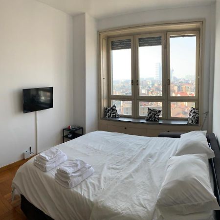 Monolocale Con Vista Su Milano Apartment Bagian luar foto