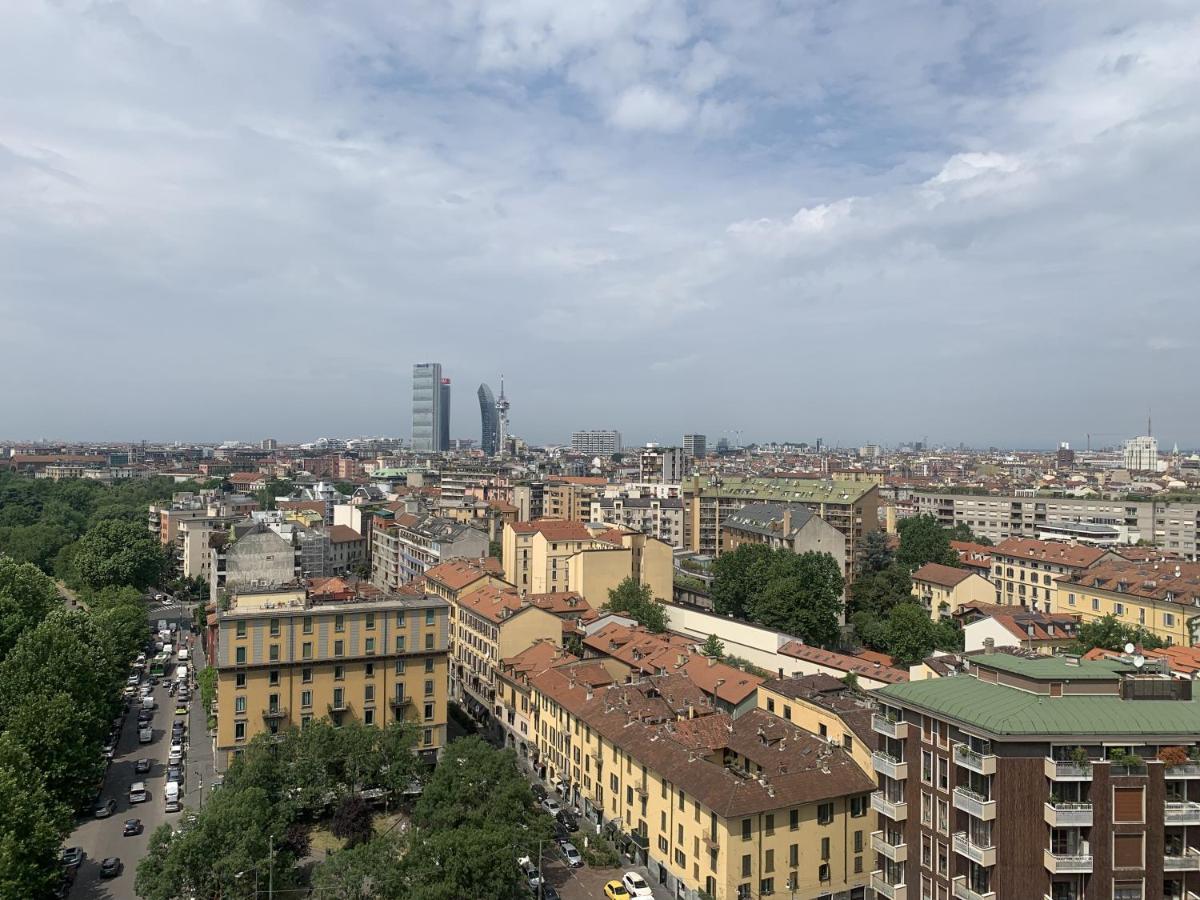 Monolocale Con Vista Su Milano Apartment Bagian luar foto
