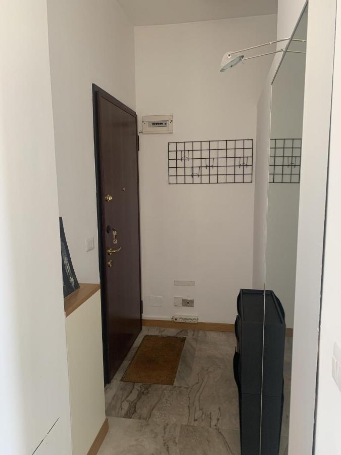 Monolocale Con Vista Su Milano Apartment Bagian luar foto