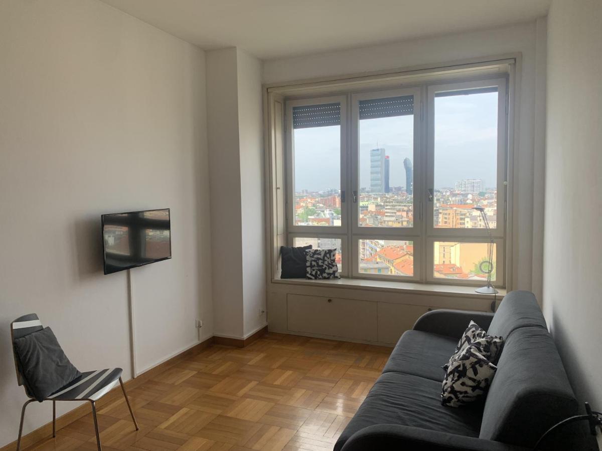 Monolocale Con Vista Su Milano Apartment Bagian luar foto