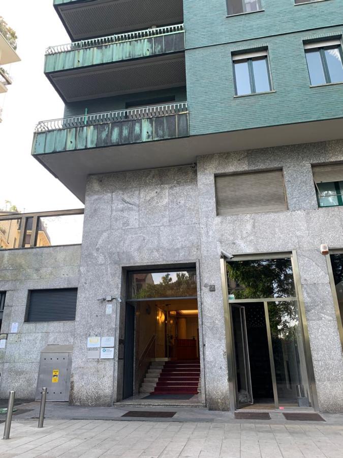 Monolocale Con Vista Su Milano Apartment Bagian luar foto