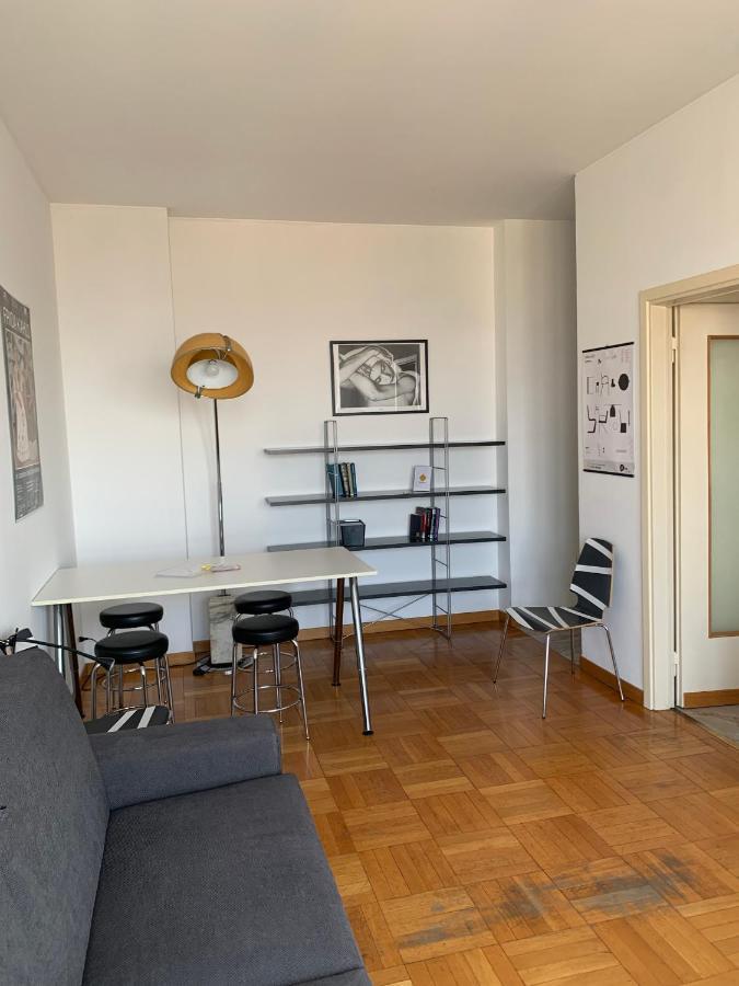 Monolocale Con Vista Su Milano Apartment Bagian luar foto