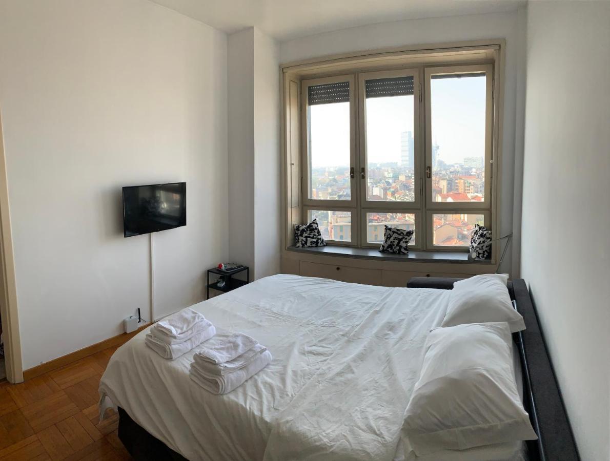 Monolocale Con Vista Su Milano Apartment Bagian luar foto