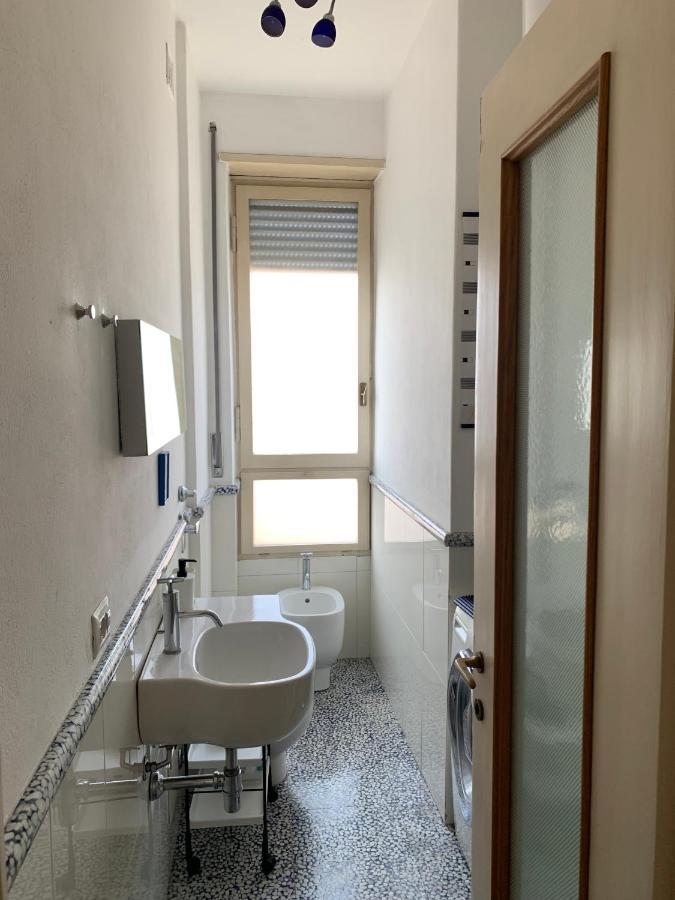 Monolocale Con Vista Su Milano Apartment Bagian luar foto